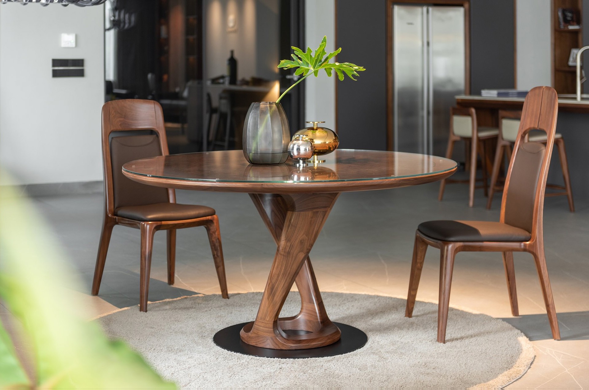 Bàn ăn tròn gỗ óc chó hiện đại sang trọng