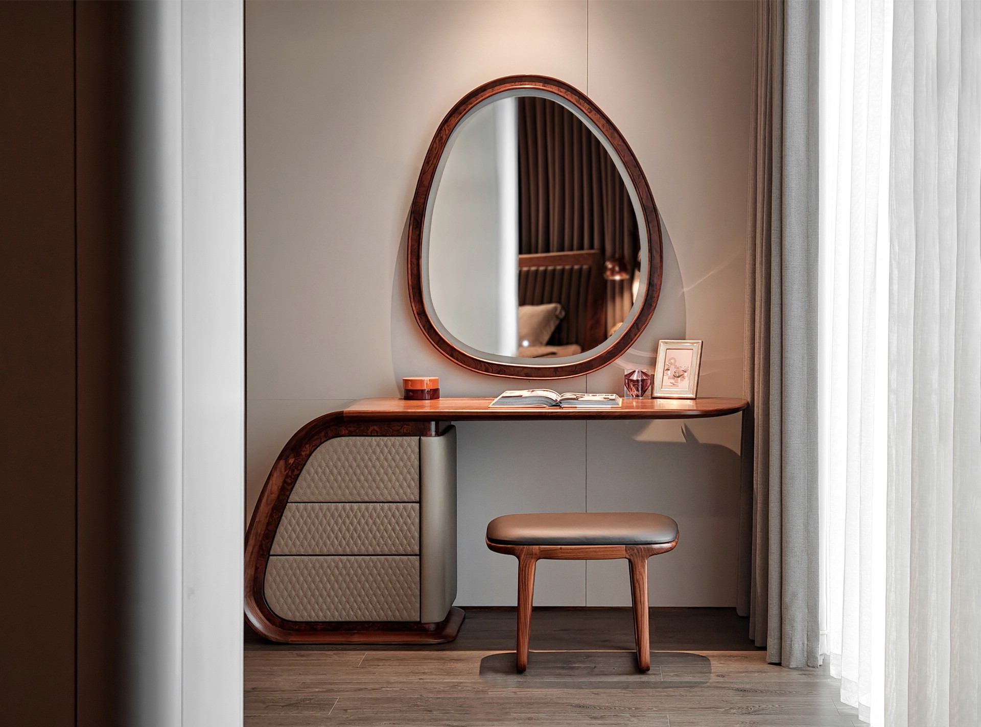 Bàn trang điểm bằng gỗ tự nhiên màu nâu đỏ với ngăn kéo ốp da chần bông