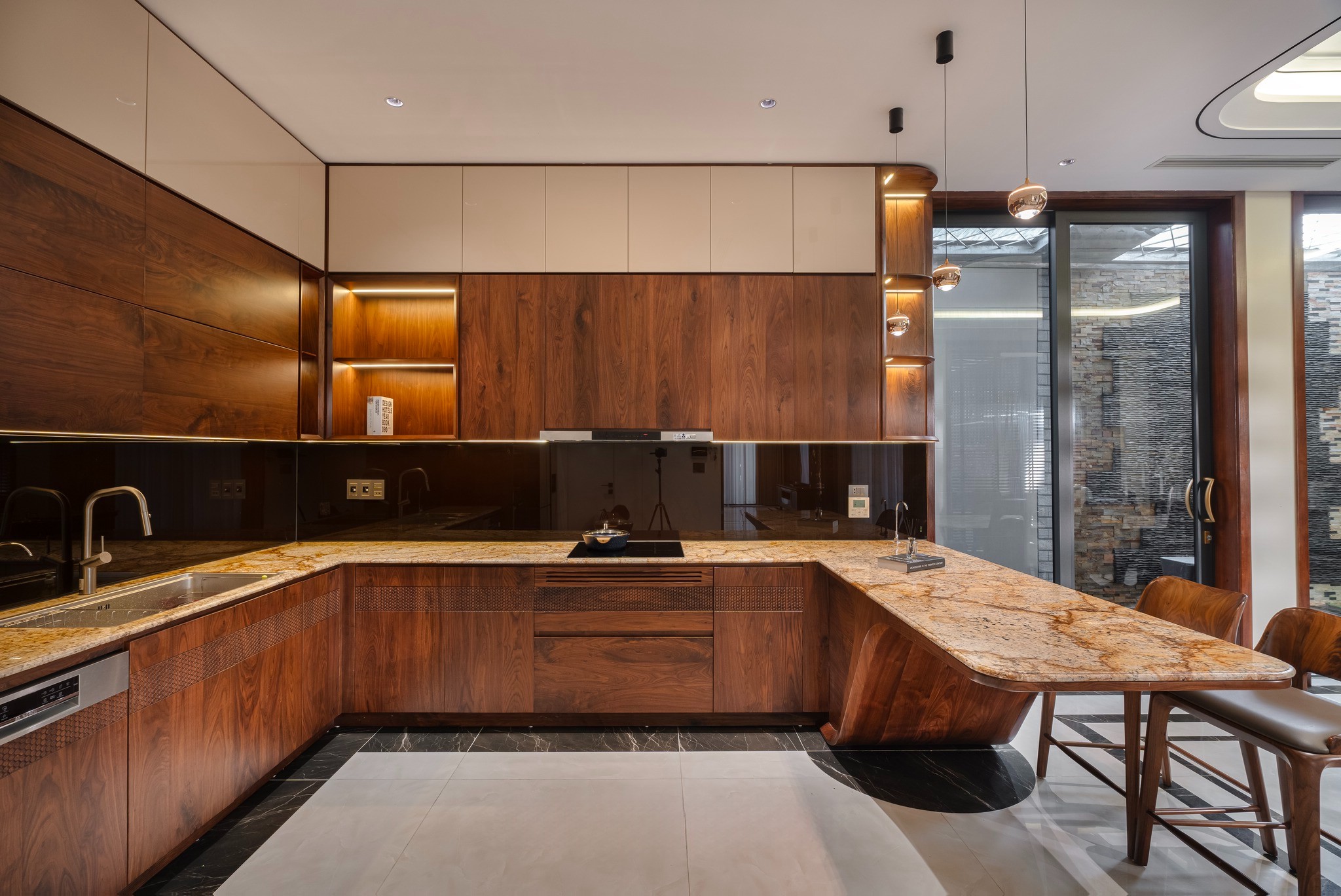 Tủ bếp gỗ óc chó chữ L kết hợp bàn bar và mặt đá marble sang trọng