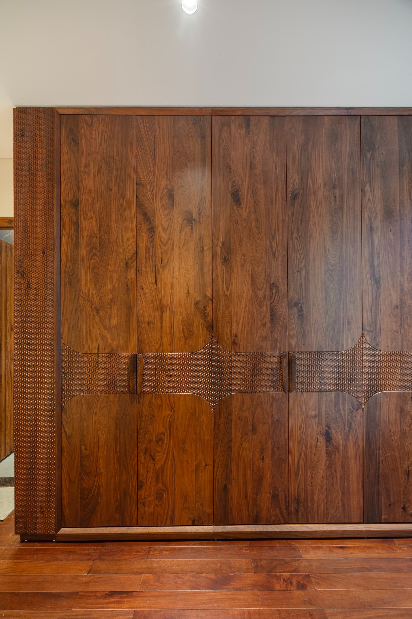 Tủ quần áo gỗ tự nhiên 4 cánh gỗ óc chó Bắc Mỹ màu nâu socola