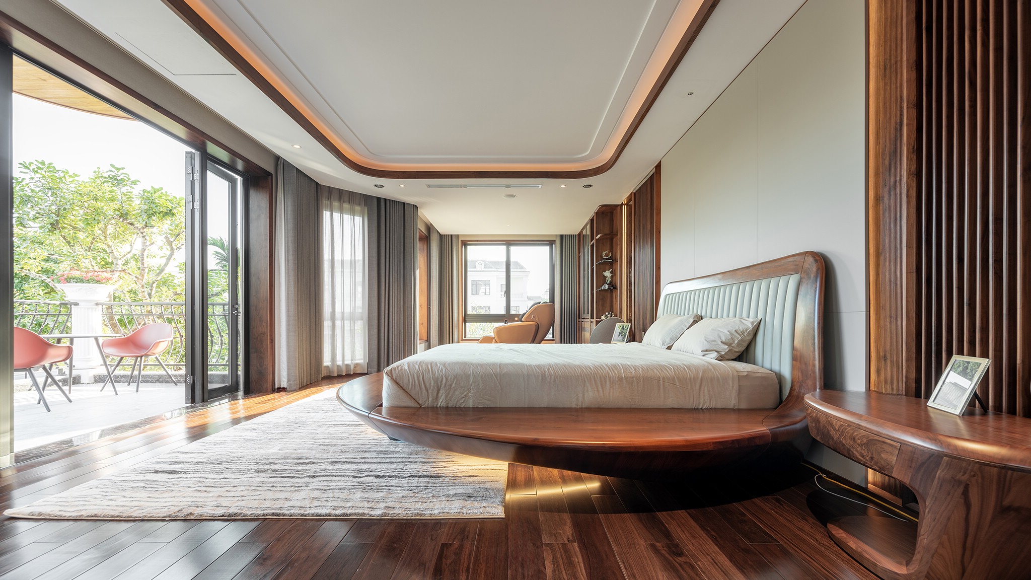 Phòng ngủ hợp phong thủy với giường gỗ óc chó hướng ra cửa sổ
