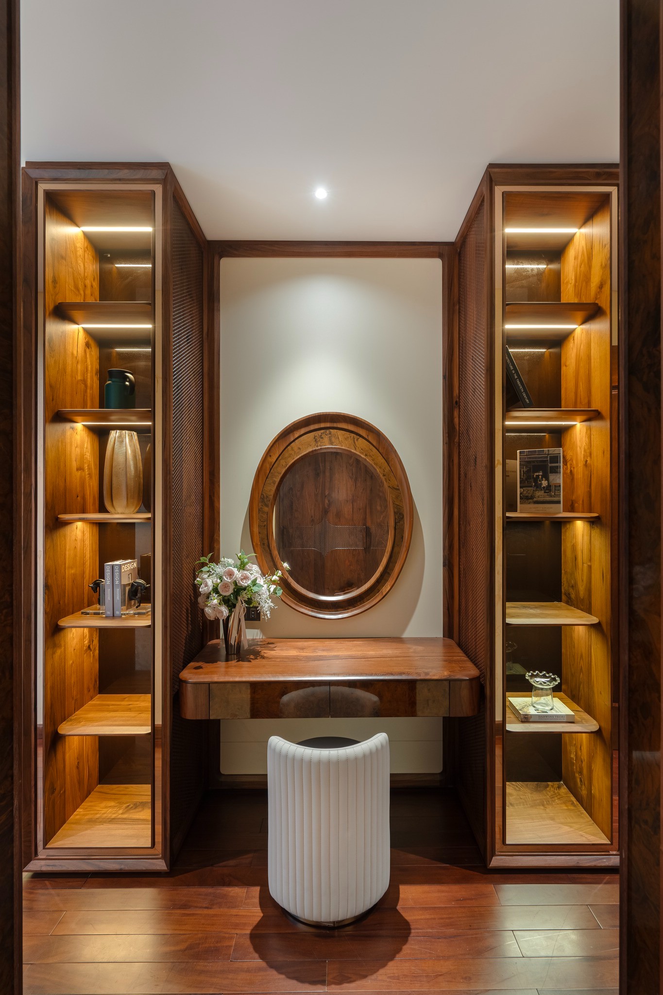 Tủ kết hợp bàn trang điểm veneer óc chó bố cục đối xứng